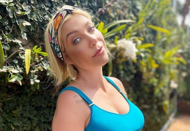 Luiza Possi posa no jardim de regata azul