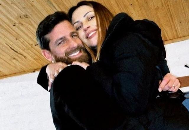 Cleo Pires e o marido Leandro D'Lucca posam para foto