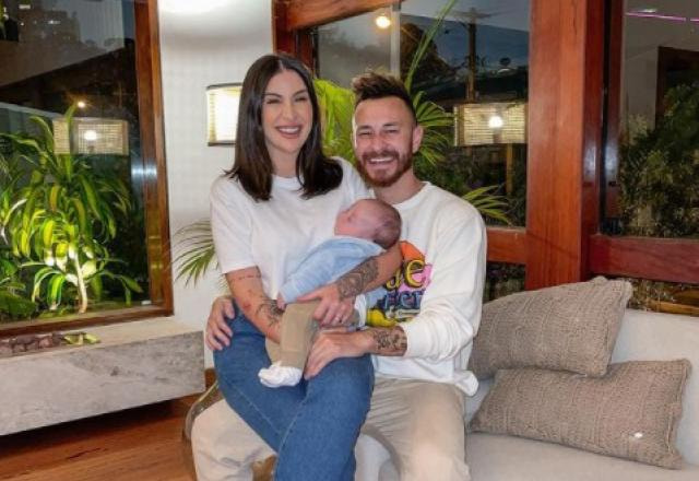 Bianca Andrade, o marido Fred e o filho Cris posam para foto na casa nova
