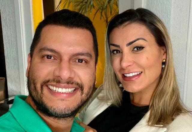 Thiago Lopes e Andressa Urach abraçados