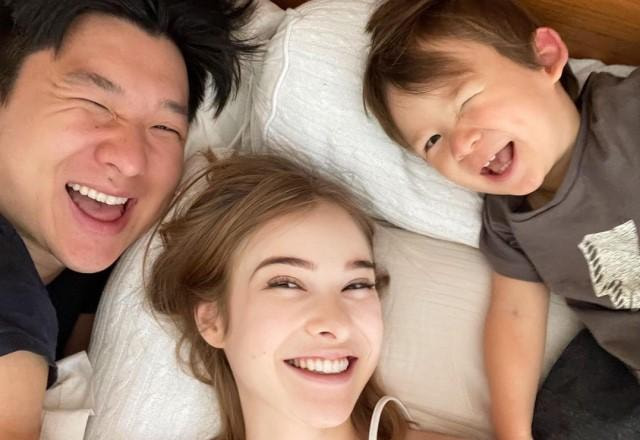 Pyong Lee, Sammy Lee e Jake Lee posam juntos deitados na cama