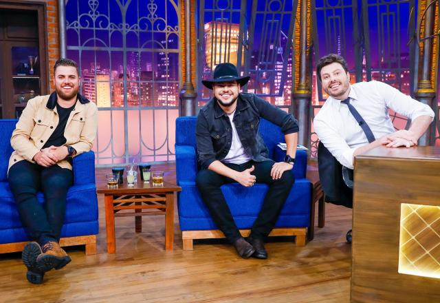 Zé Neto e Cristiano posam ao lado de Danilo Gentili no The Noite.