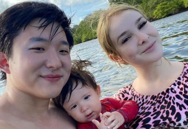 Foto selfie de Pyong dentro do mar, à esquerda, com o filho Jake no colo e a esposa Sammy ao lado