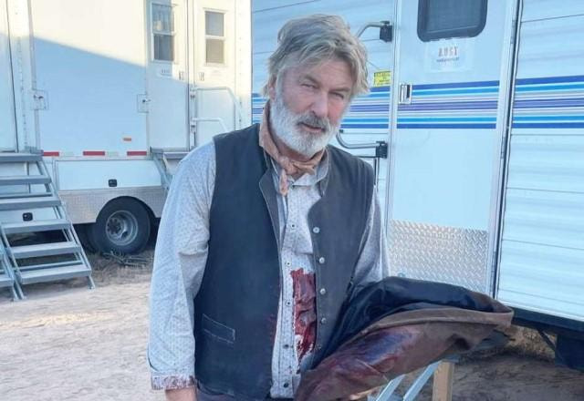 Alec Baldwin caracterizado no set do filme Rust