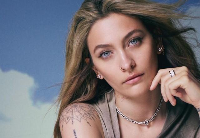 Filha de Michael Jackson, Paris Jackson posa séria para a câmera