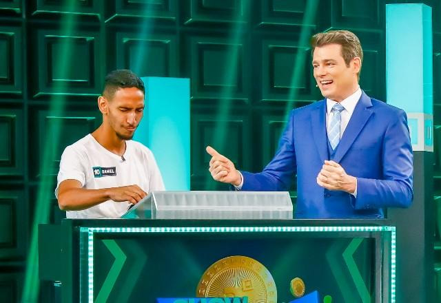 O participante Daniel ao lado do apresentador Celso Portiolli durante o programa Show do Milhão PicPay