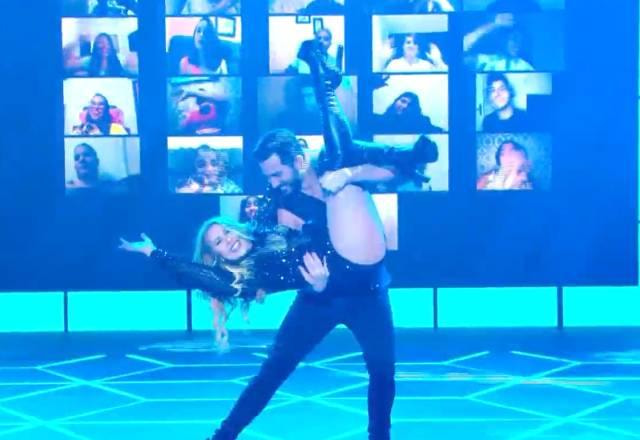 Joelma apresentando no palco do Teleton 2021