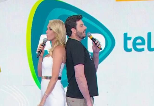 Danilo Gentili e Ana Hickmann medindo suas alturas no palco do Teleton 2021