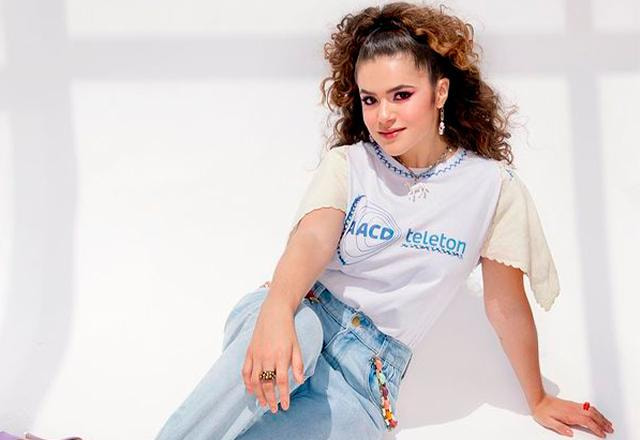 Maisa veste camiseta branca do Teleton e posa sentada no chão para foto | Foto: Reprodução/Instagram