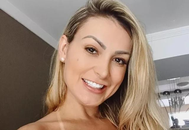 Andressa Urach posa para foto