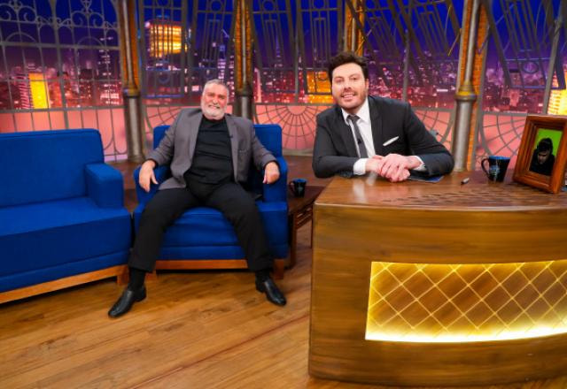 Mario Jorge e Danilo Gentili posam para foto no palco do The Noite