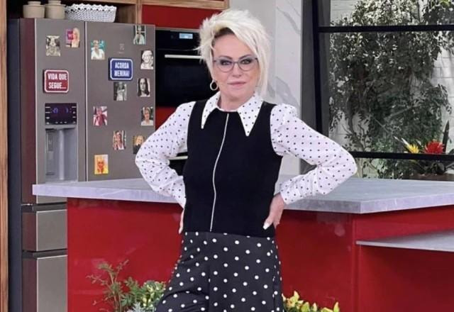 Ana Maria Braga posa para foto com as mãos na cintura.