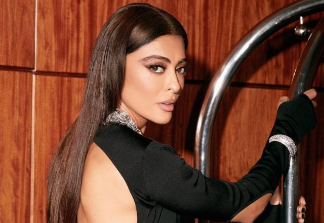 Atriz Juliana Paes posa com vestido preto com fenda nas costas