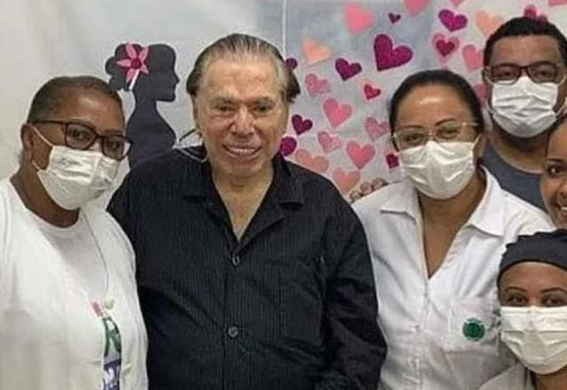 Silvio Santos posa para foto ao lado dos enfermeiros.