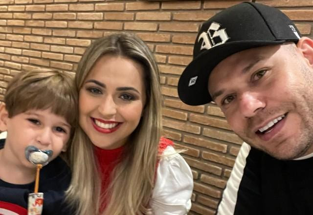 Da esquerda para direita, o filho Enrico, a esposa Adriana e o ator Tiago Barnabé sorrindo para a câmera