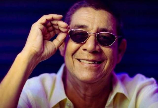 Zeca Pagodinho sorri de óculos escuros