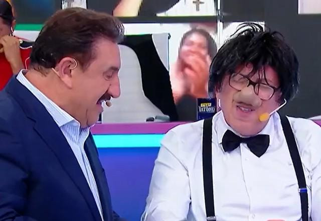 O apresentador Ratinho e o mágico Santos durante o programa