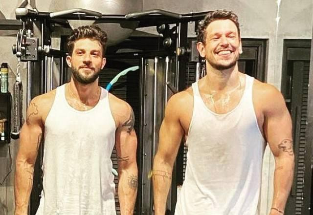 Chay Suede e João Vicente. Ambos estão de regata branca.