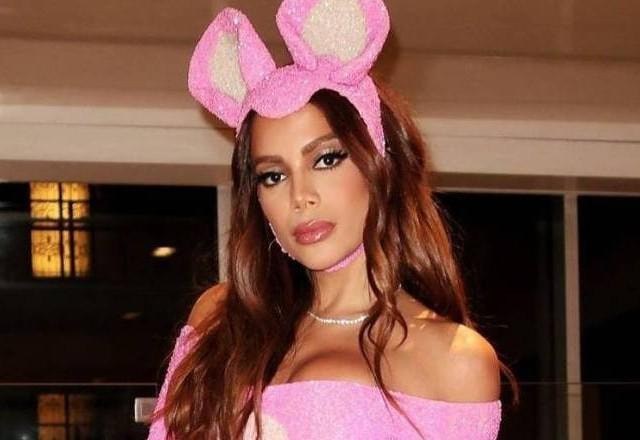 Anitta posa para foto vestida de Pantera Cor-de-rosa.