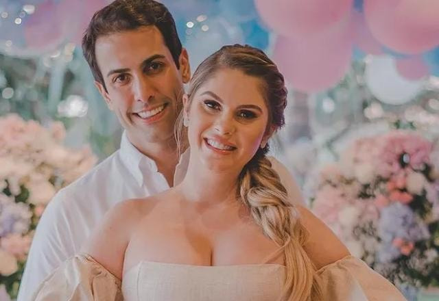 Bárbara Evans posa para foto ao lado do marido Gustavo Theodoro