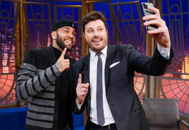 Daniel Alves e Danilo Gentili fazem selfie no palco do programa.