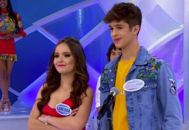 Larissa Manoela e João Guilherme durante programa no sbt.