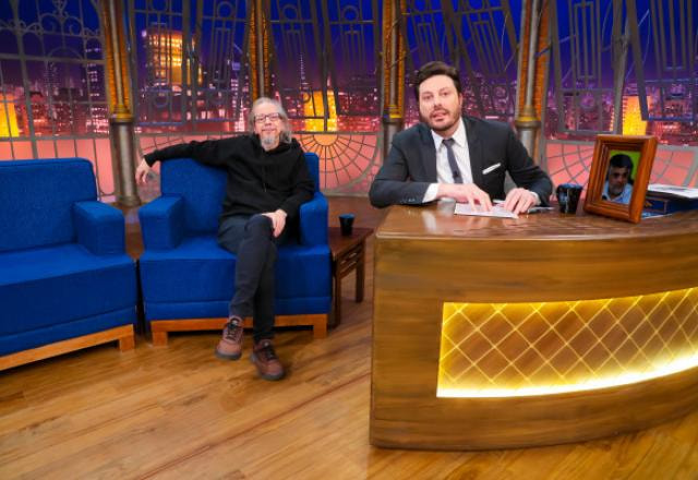 Rogério Skylab e Danilo Gentili posam para foto no palco do The Noite.