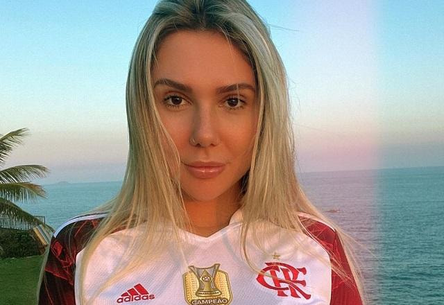 Carol Portaluppi usando uma blusa do flamengo