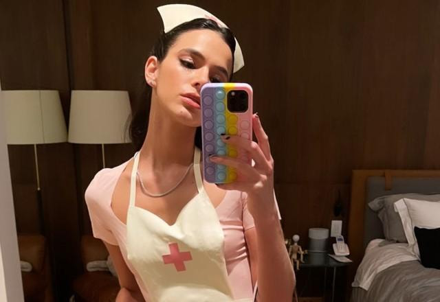 Atriz Bruna Marquezine vestida de enfermeira para o Halloween