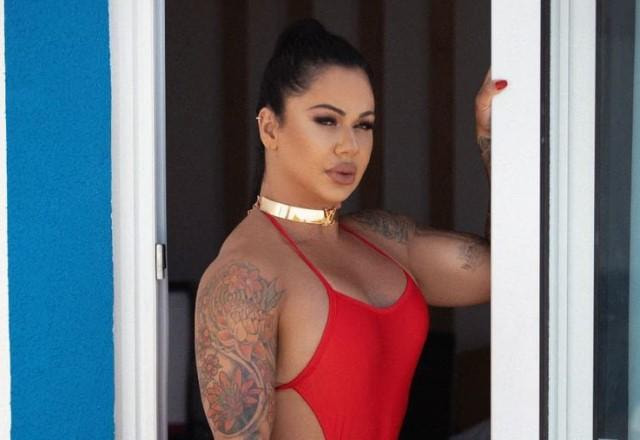 Modelo Vanessa Ataídes exibe bumbum de 126 cm em body vermelho