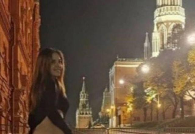 Atriz pornô Rita Fox mostra o bumbum em frente ao Kremlin, na Rússia