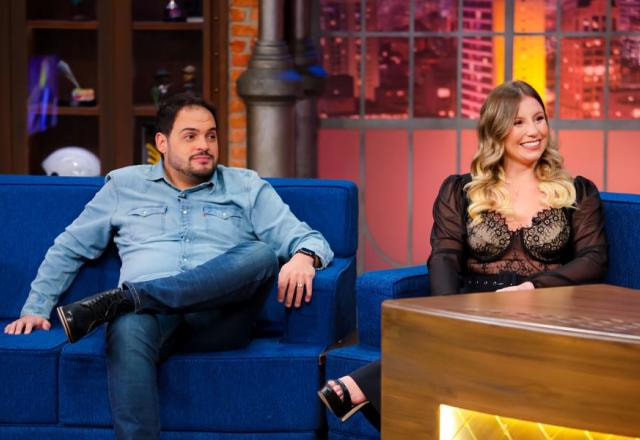 Matheus Ceará e Bianca Campos durante o programa The Noite.