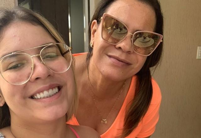 Marília Mendonça tira selfie ao lado da mãe, Ruth Moreira