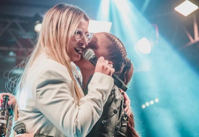 Marília Mendonça e Maiara abraçadas em show