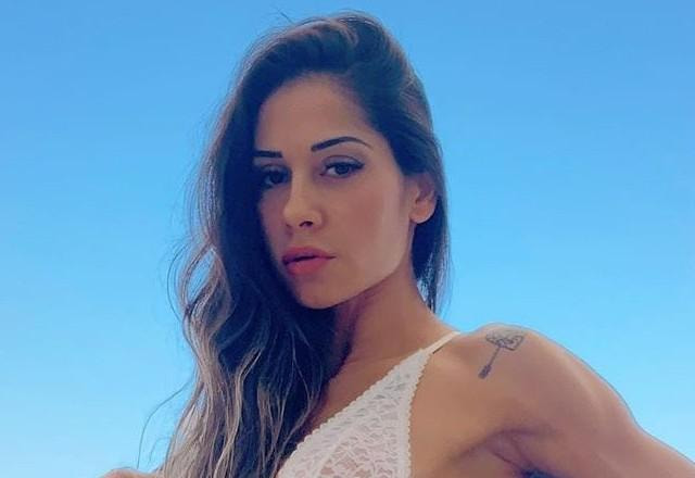Mayra Cardi posa para foto.
