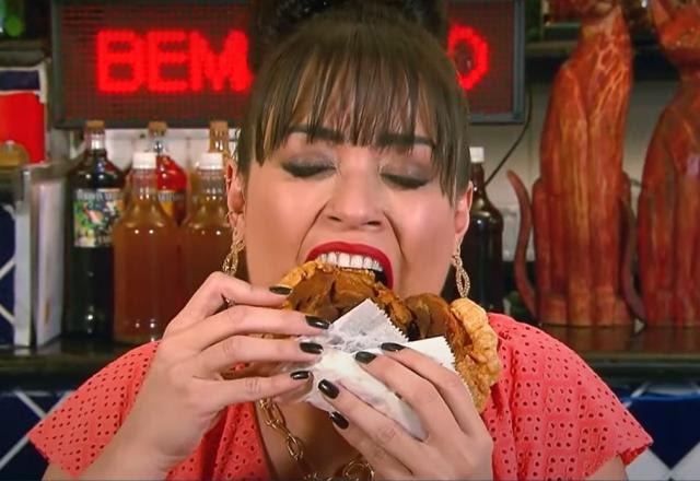 Milene Pavorô comendo o torresmo mais crocante do mundo.