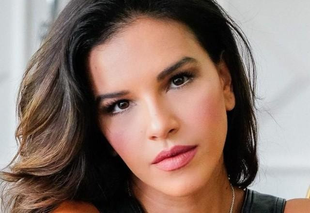 Mariana Rios posa para foto.
