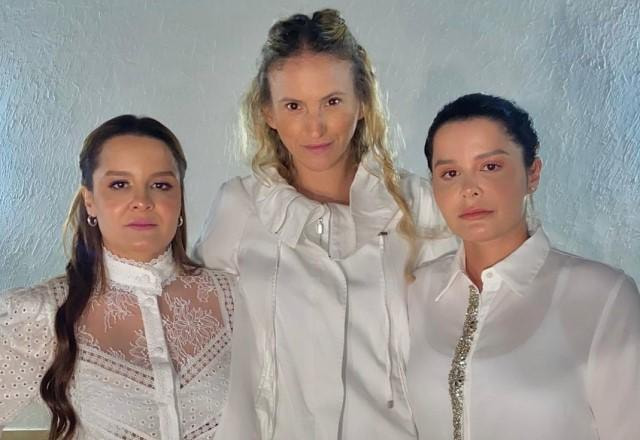 Maiara, Maraisa e Flávia Brunetti vestidas de branco em culto em homenagem a Marília Mendonça