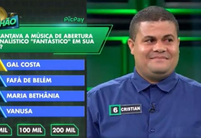 O participante Cristian respondendo a uma pergunta durante o programa.