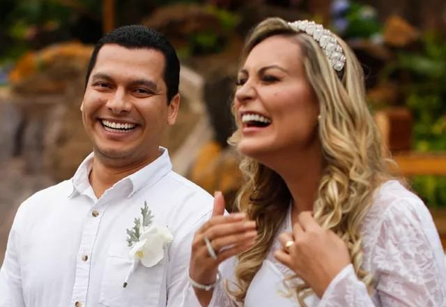 Thiago Lopes e Andressa Urach são clicados durante casamento.