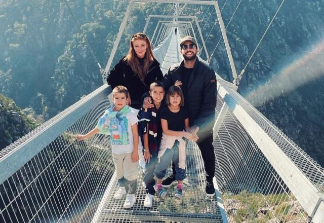 Pedro Scooby, Cintia Dicker, Ben, Liz e Dom em cima de uma ponte de arames em Portugal