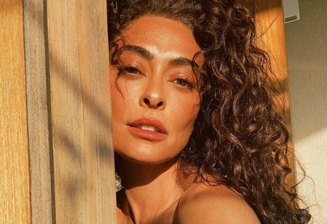 Atriz Juliana Paes tira selfie no sol e exibe os cabelos cacheados