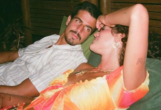 Enzo Celulari e Bruna Marquezine deitados um ao lado do outro