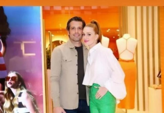 Guilherme Mussi e Marina Ruy Barbosa posam para foto.