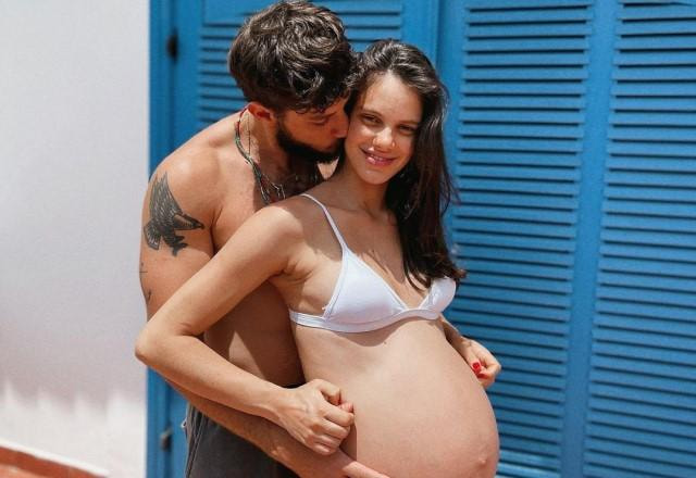 Chay Suede dá um beijo na bochecha de Laura Neiva, grávida