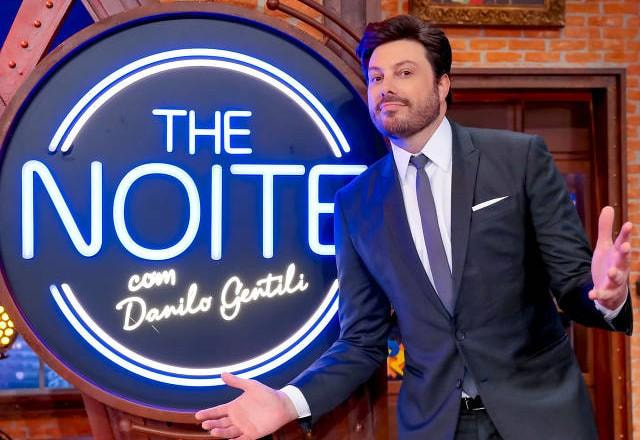 Danilo Gentili posa para foto no palco do The Noite.