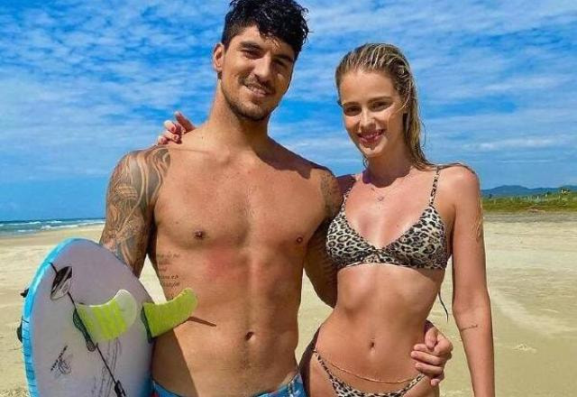 Yasmin Brunet e Gabriel Medina posam para foto em praia.