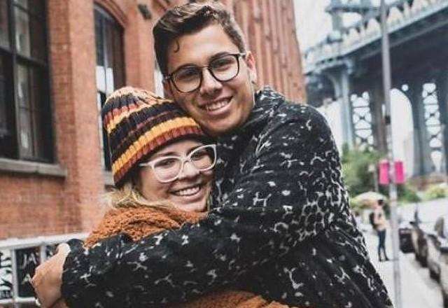 Marília Mendonça e o irmão João Gustavo posam para foto abraçados.