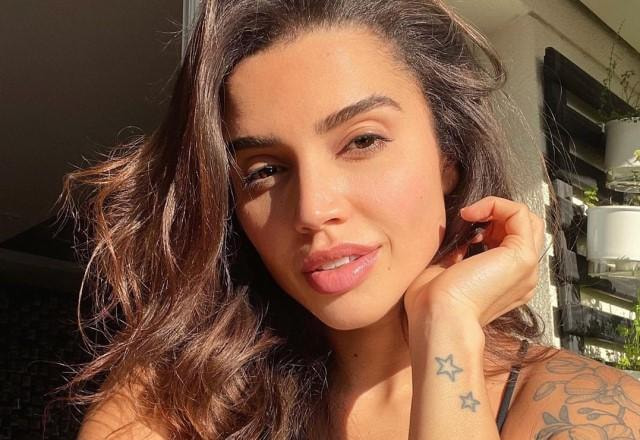 Ex-BBB Paula Amorim tira selfie no pôr do sol