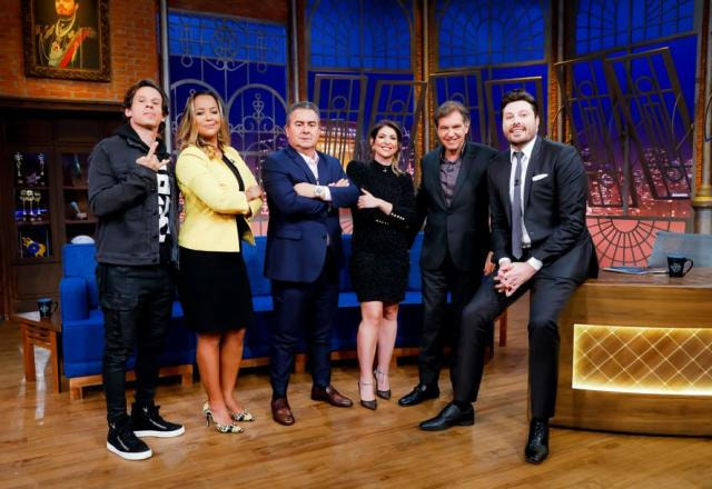 Elenco de Shark Tank e Danilo Gentili posam para foto.